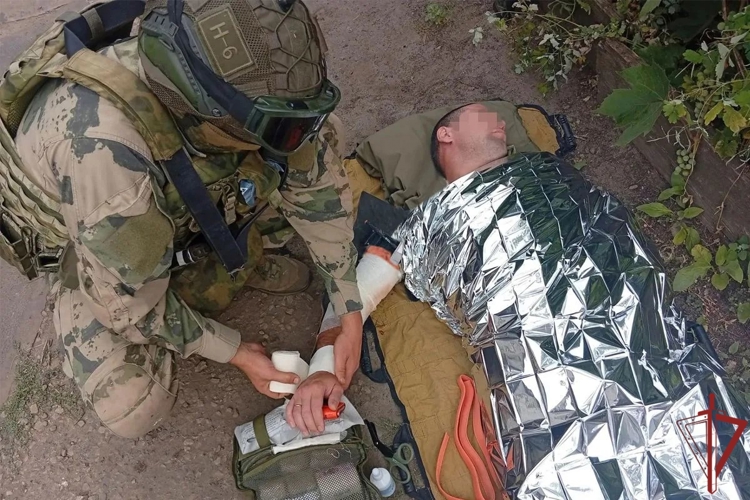 В ЛНР военнослужащие Росгвардии оказали помощь гражданину после атаки вражеского БПЛА