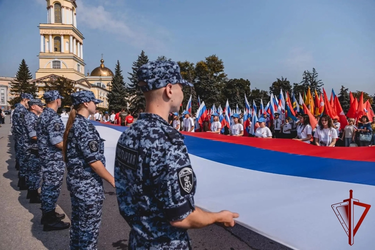 Росгвардия пронесла российский триколор по центральным улицам Липецка 