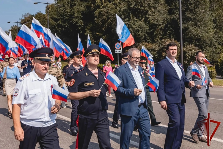 Росгвардия пронесла российский триколор по центральным улицам Липецка 