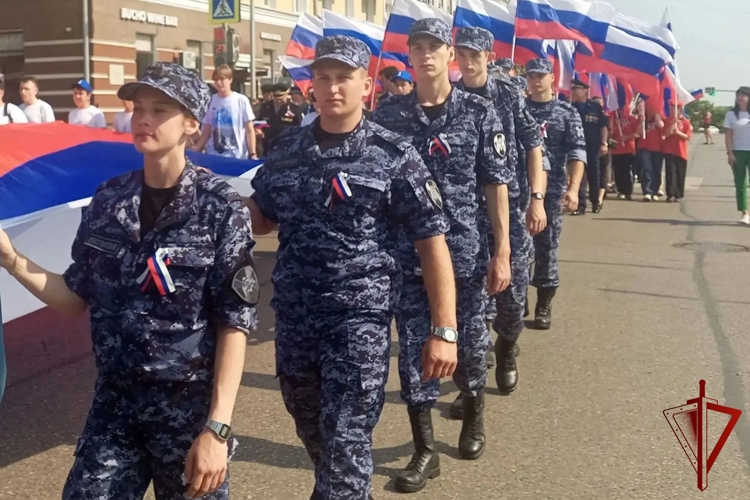 Росгвардия пронесла российский триколор по центральным улицам Липецка 