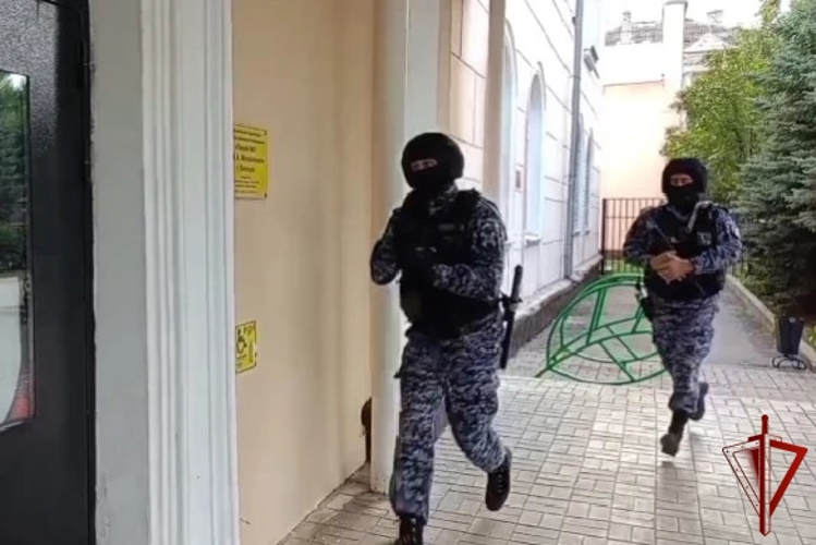 В Липецке сотрудники Росгвардии отработали действия по сигналу «Тревога» в образовательном учреждении 