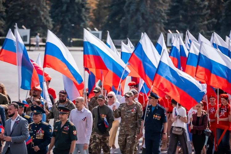 Росгвардия пронесла российский триколор по центральным улицам Липецка 