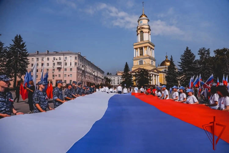 Росгвардия пронесла российский триколор по центральным улицам Липецка 