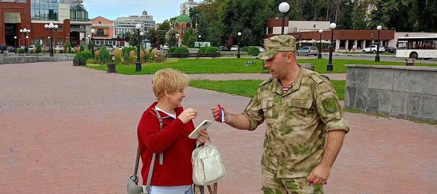 Росгвардейцы раздали липчанам ленточки-триколоры 