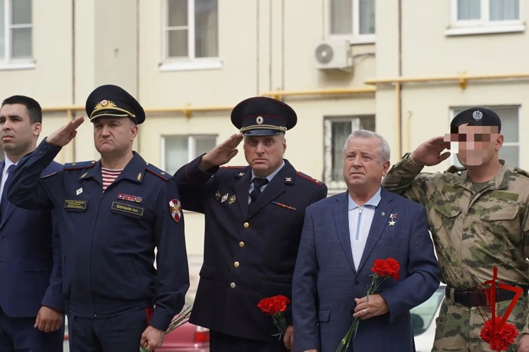 В Липецке сотрудники Росгвардии почтили память Героя России Андрея Теперика