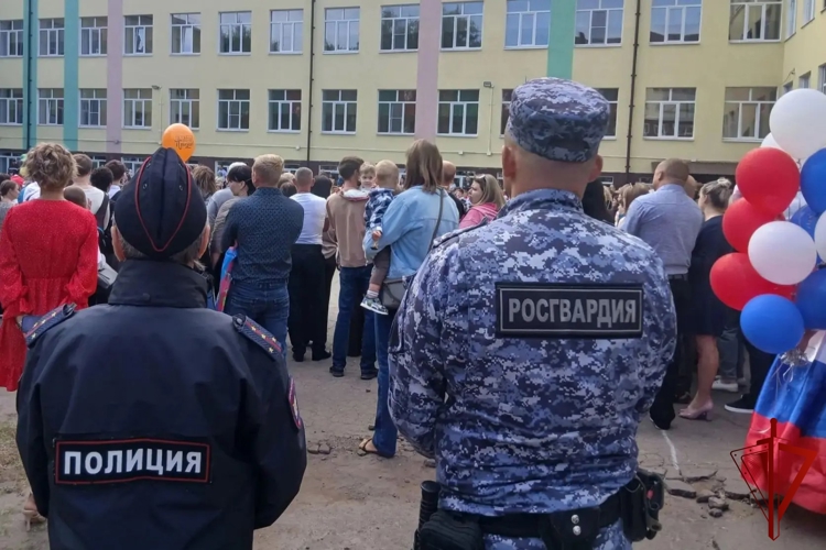 В Липецкой области росгвардейцы обеспечили безопасность торжественных линеек ко Дню знаний