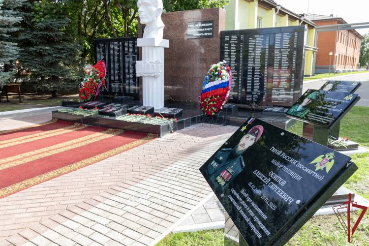 Начальник Главного штаба Росгвардии Герой России генерал-полковник Сергей Бойко принял участие в открытии гранитных стел воинам-инженерам в ЦИТО Росгвардии (видео)