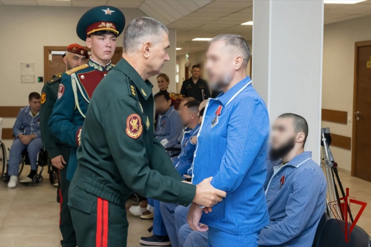 Заместитель директора Росгвардии вручил ордена Мужества и медали «За отвагу» росгвардейцам-участникам СВО, находящимся на излечении в Главном госпитале ведомства (видео)