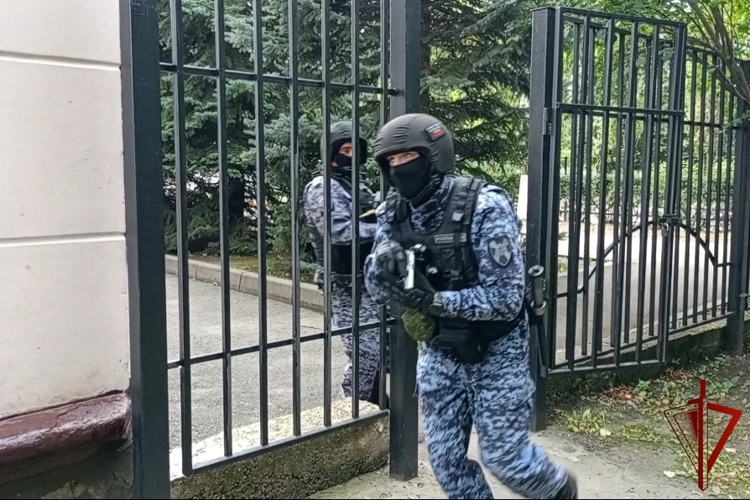 В Липецке росгвардейцы провели более 180 учебных тренировок по антитеррористической защите образовательных объектов