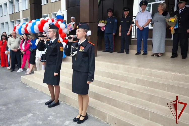 Росгвардейцы поздравили липецких школьников с Днём знаний