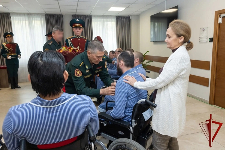 Заместитель директора Росгвардии вручил ордена Мужества и медали «За отвагу» росгвардейцам-участникам СВО, находящимся на излечении в Главном госпитале ведомства (видео)