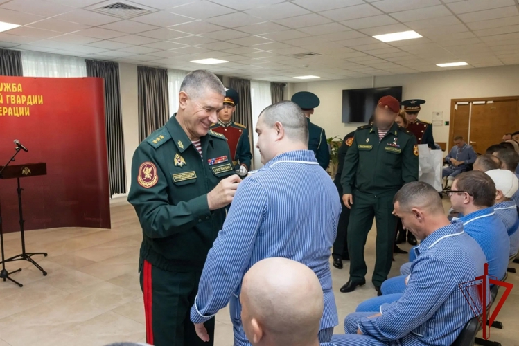 Заместитель директора Росгвардии вручил ордена Мужества и медали «За отвагу» росгвардейцам-участникам СВО, находящимся на излечении в Главном госпитале ведомства (видео)