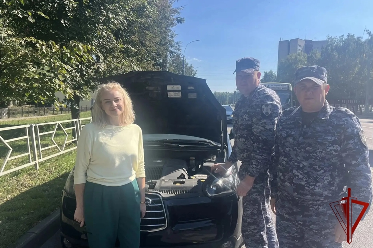 В Липецке росгвардейцы оказали содействие женщине, автомобиль которой не мог продолжить  движение