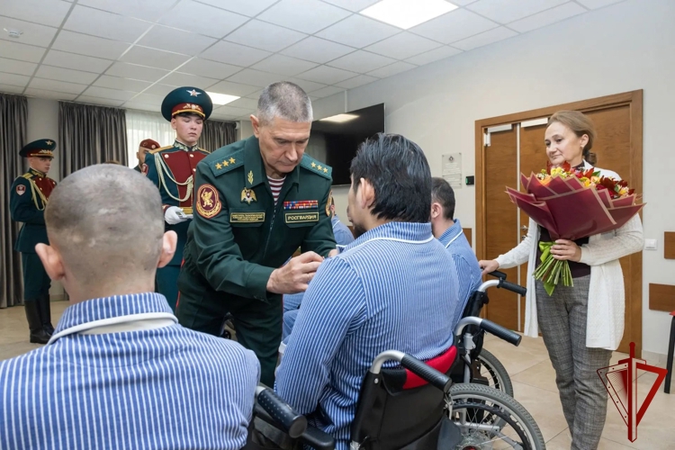 Заместитель директора Росгвардии вручил ордена Мужества и медали «За отвагу» росгвардейцам-участникам СВО, находящимся на излечении в Главном госпитале ведомства (видео)
