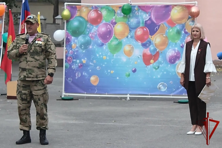 Росгвардейцы поздравили липецких школьников с Днём знаний