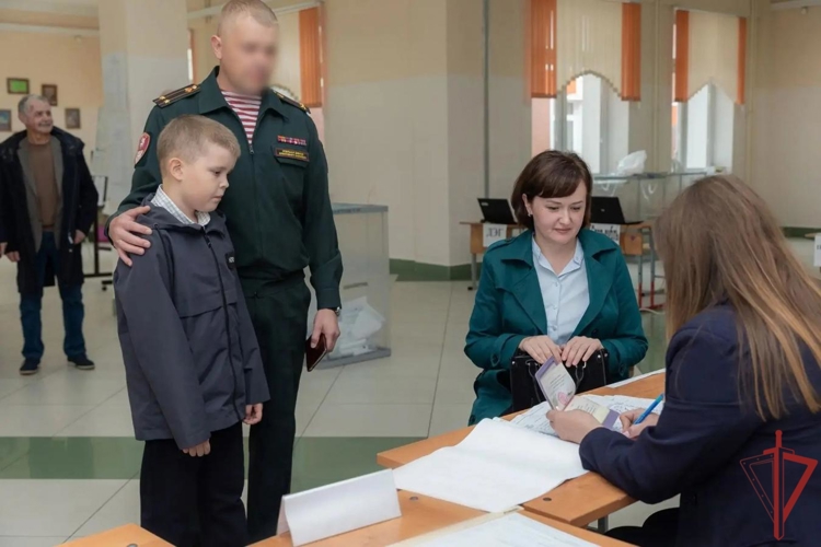 Росгвардейцы принимают участие в Едином дне голосования 