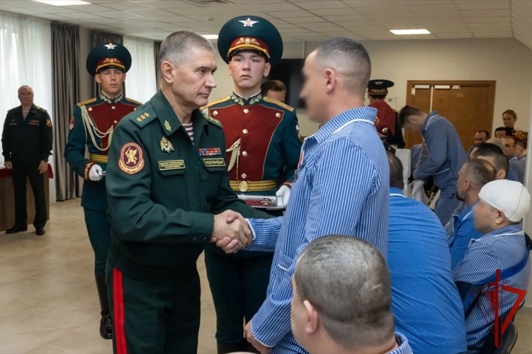 Заместитель директора Росгвардии вручил ордена Мужества и медали «За отвагу» росгвардейцам-участникам СВО, находящимся на излечении в Главном госпитале ведомства (видео)