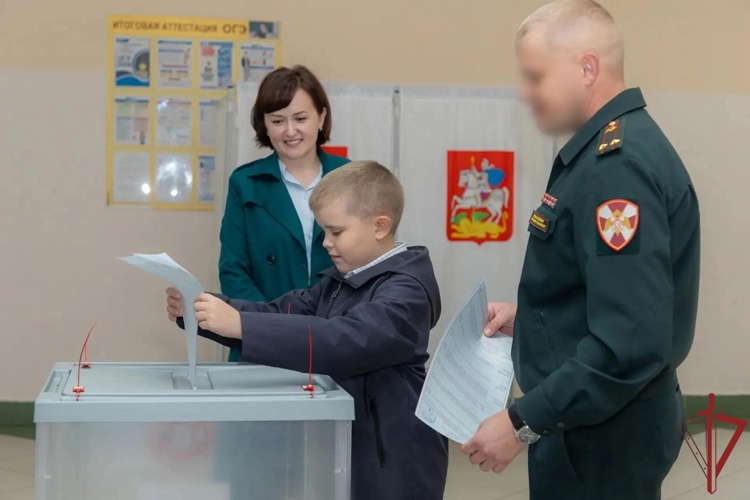 Росгвардейцы принимают участие в Едином дне голосования 