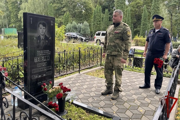В Липецке личный состав ОМОН Росгвардии почтил память Героя России Андрея Теперика