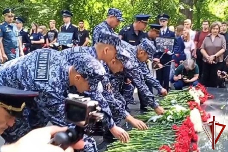 В Липецке росгвардейцы почтили память жертв терактов