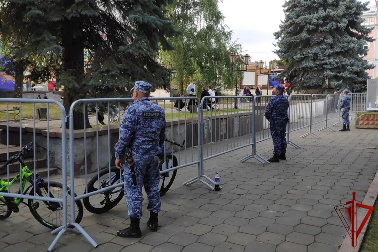 Росгвардейцы обеспечили безопасность во время празднования Дня города в Ельце