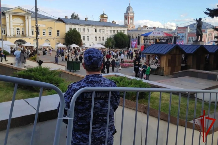Росгвардейцы обеспечили безопасность во время празднования Дня города в Ельце