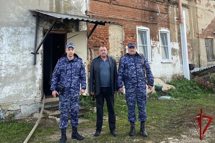  Росгвардейцы эвакуировали трех человек из горящего дома в Липецкой области