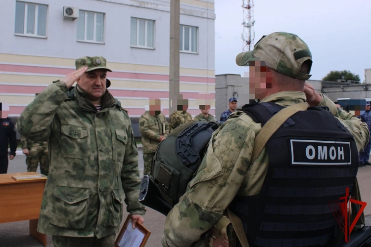 В Липецке начальник Управления Росгвардии поздравил сотрудников ОМОН с профессиональным праздником