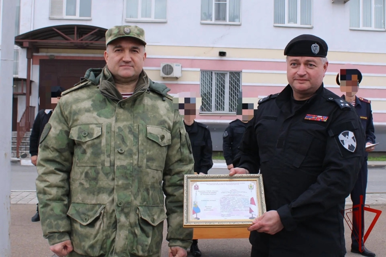 В Липецке начальник Управления Росгвардии поздравил сотрудников ОМОН с профессиональным праздником