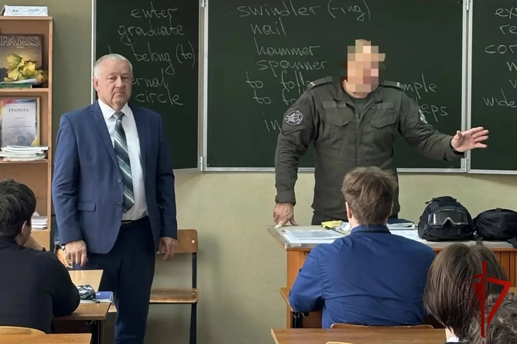 В Липецке сотрудник СОБР «Феникс»  рассказал учащимся многопрофильного лицея о специфике службы в спецподразделении Росгвардии