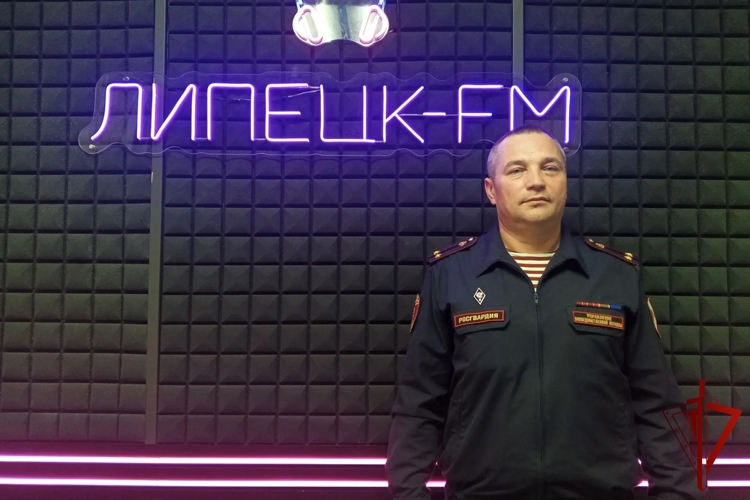В Липецке офицер Росгвардии стал гостем радиоэфира «Липецк-ФМ» 