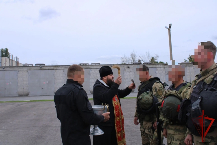 В Липецке начальник Управления Росгвардии поздравил сотрудников ОМОН с профессиональным праздником