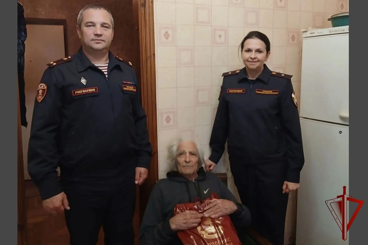 В Липецке  росгвардейцы поздравили ветерана вневедомственной охраны с профессиональным праздником