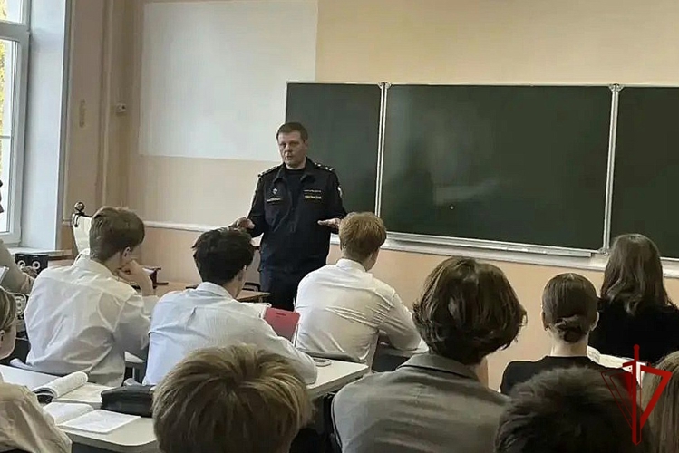 В Липецке офицер Росгвардии провел патриотический и правовой уроки для учащихся лицея города