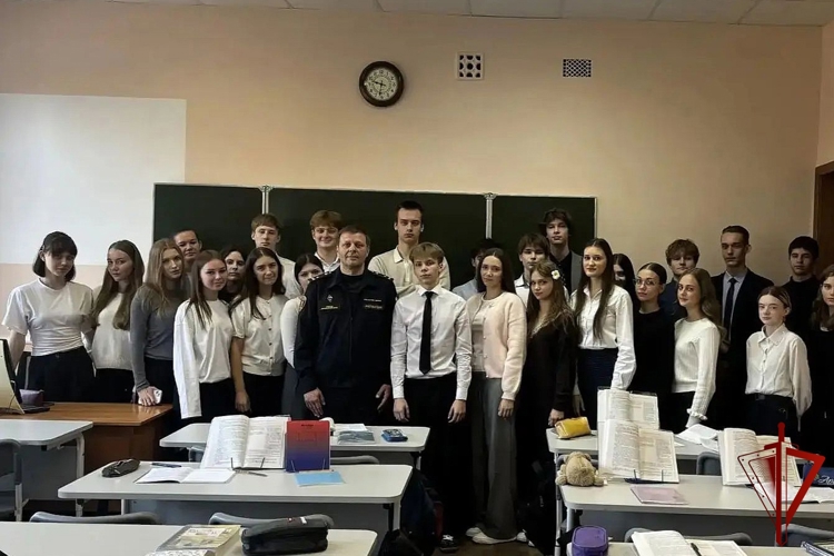 В Липецке офицер Росгвардии провел патриотический и правовой уроки для учащихся лицея города