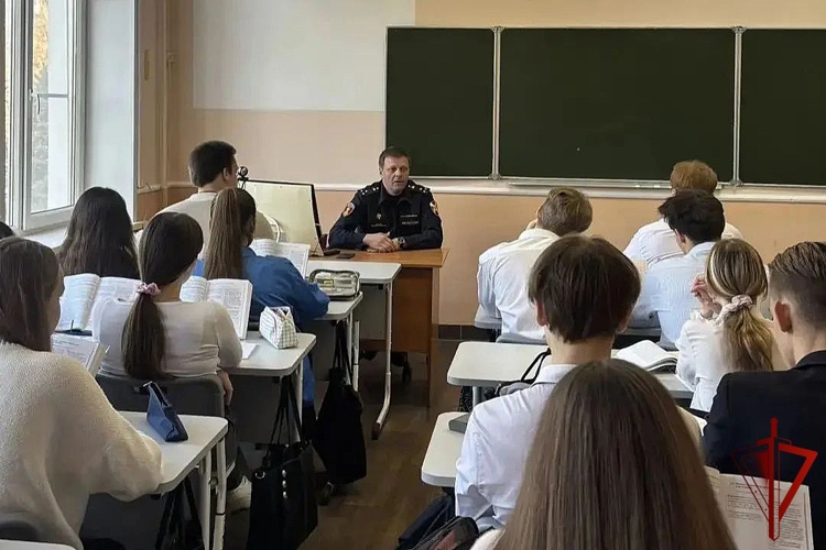 В Липецке офицер Росгвардии провел патриотический и правовой уроки для учащихся лицея города