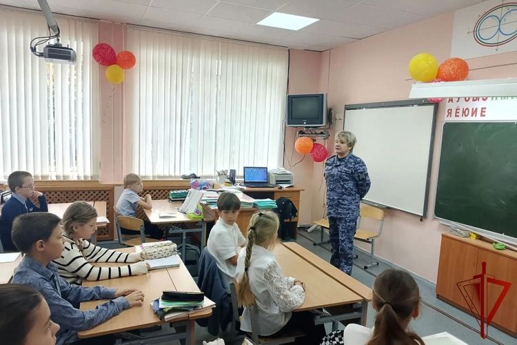 Сотрудники Росгвардии провели урок мужества, приуроченный ко Дню белых журавлей