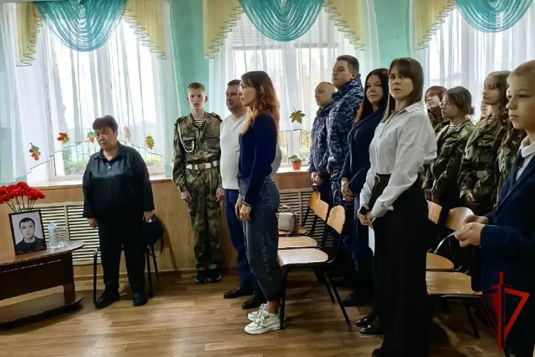 В Липецке росгвардейцы приняли участие в открытии памятного стенда участнику специальной военной операции