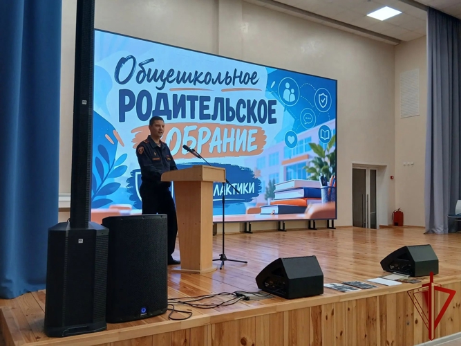 В Липецке росгвардейцы принимают участие в общешкольных собраниях, посвященных безопасности детей 
